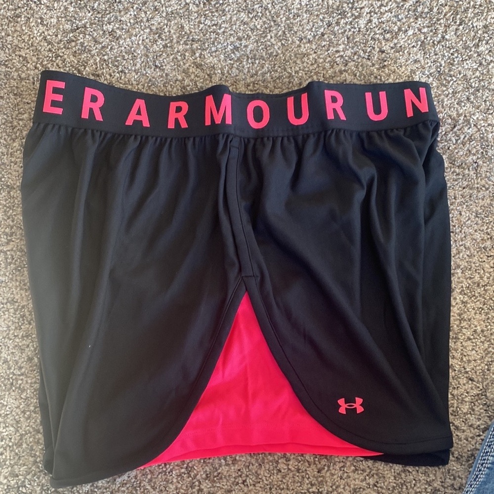 Women’s under armour loose fit play up shorts 5” with pockets.